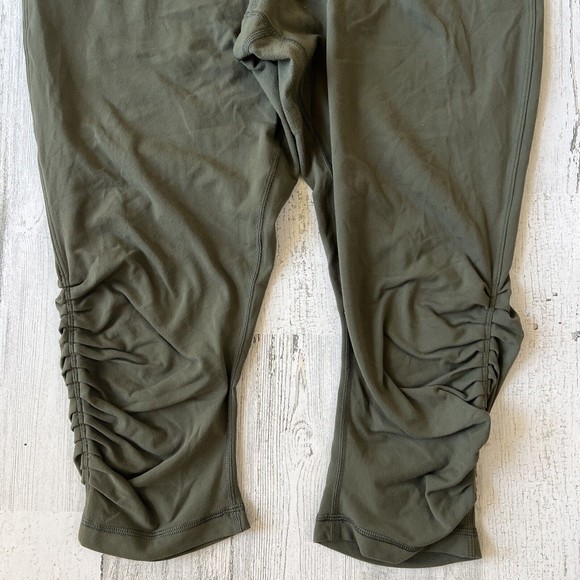 lululemon leggings size 8 Cropped Sunset Salutation Green Animal Print Waist - Picture 7 of 12